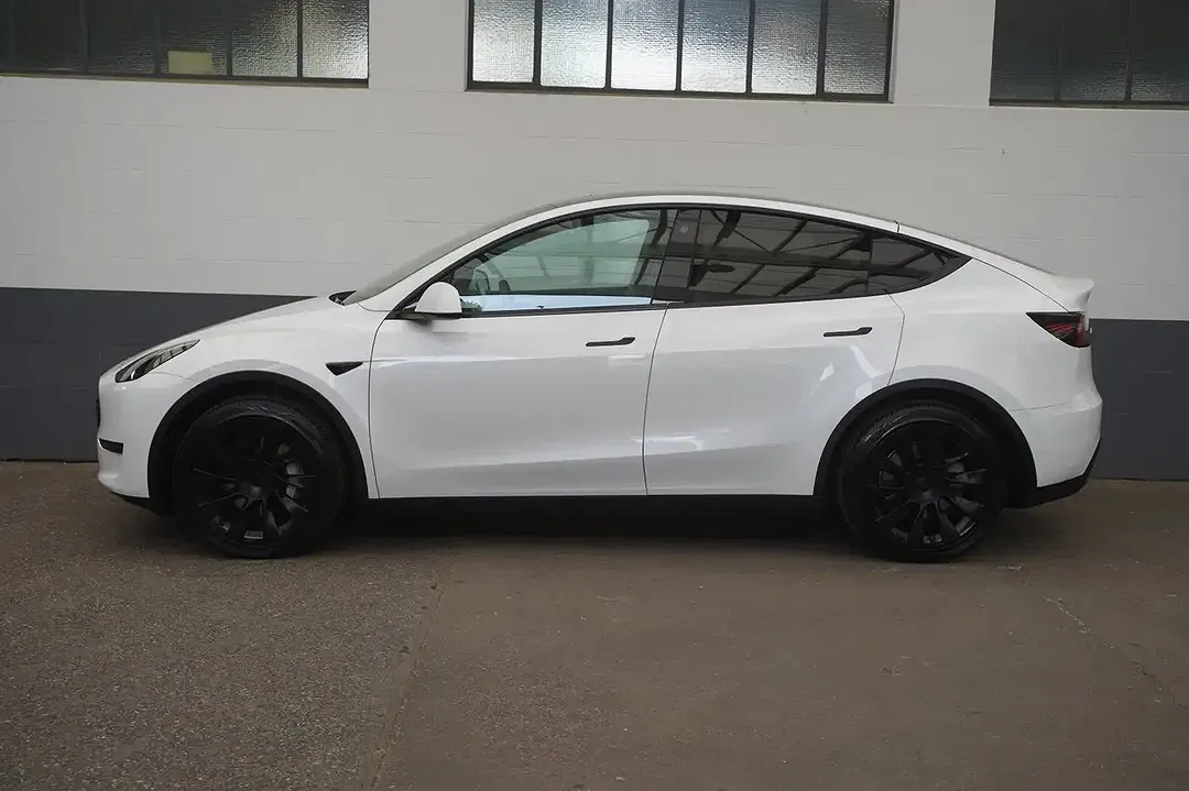 Tesla Model Y RWD Standard Range - Thumbnail 4