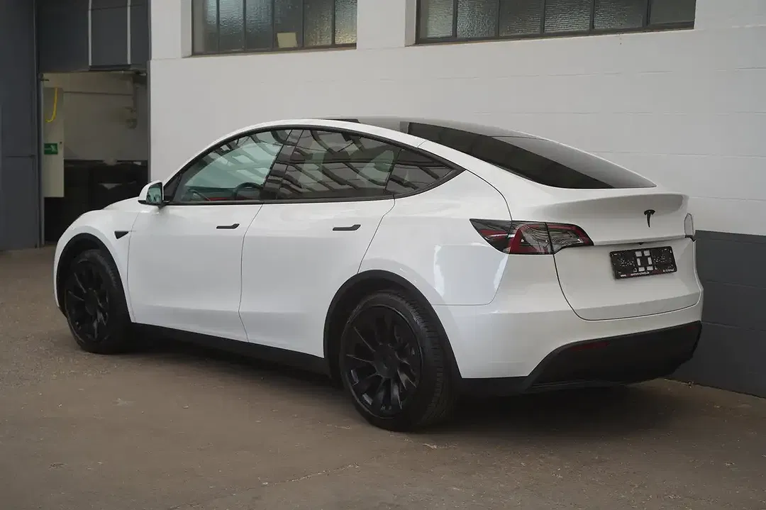 Tesla Model Y RWD Standard Range - Thumbnail 5