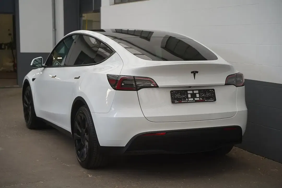 Tesla Model Y RWD Standard Range - Thumbnail 6