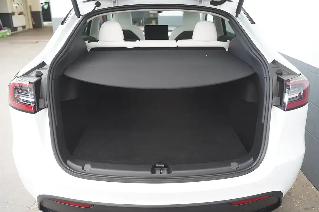 Tesla Model Y RWD Standard Range - Thumbnail 7