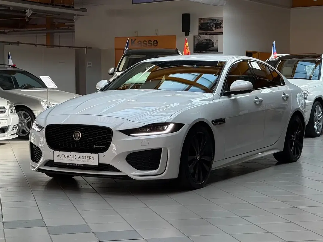 Jaguar XE R-Dynamic S - Afbeelding 1