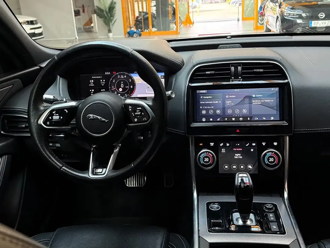 Jaguar XE R-Dynamic S - Thumbnail 12