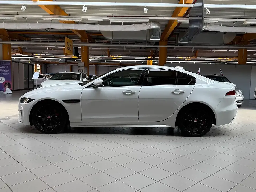 Jaguar XE R-Dynamic S - Thumbnail 3