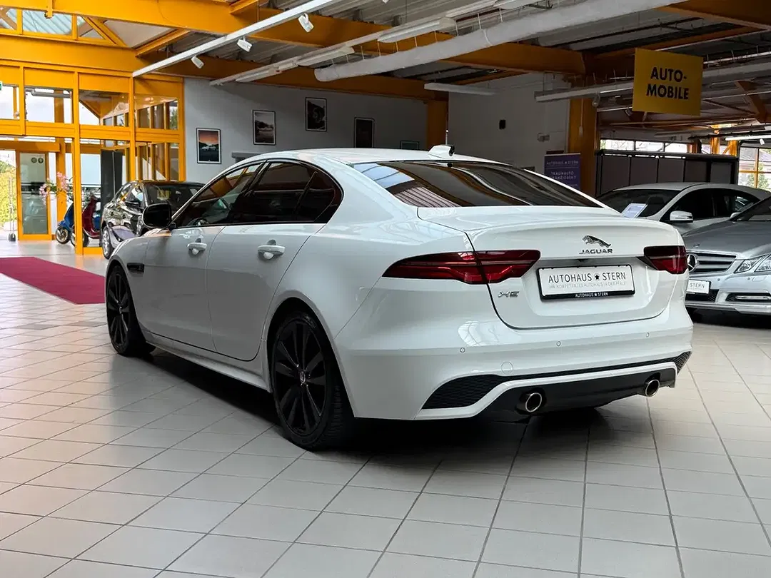 Jaguar XE R-Dynamic S - Thumbnail 4