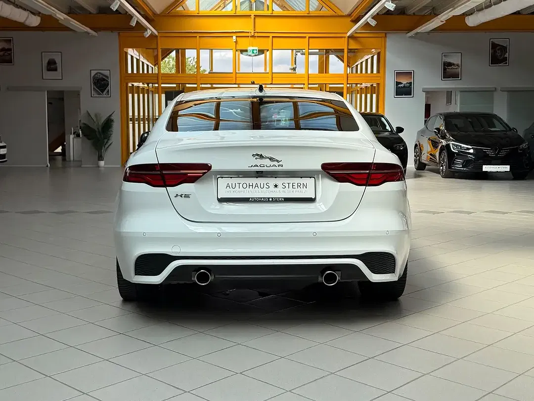 Jaguar XE R-Dynamic S - Thumbnail 5