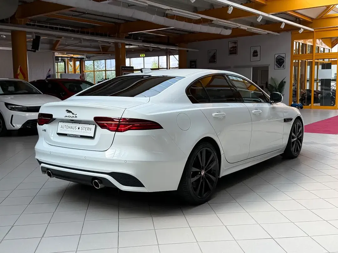 Jaguar XE R-Dynamic S - Thumbnail 6