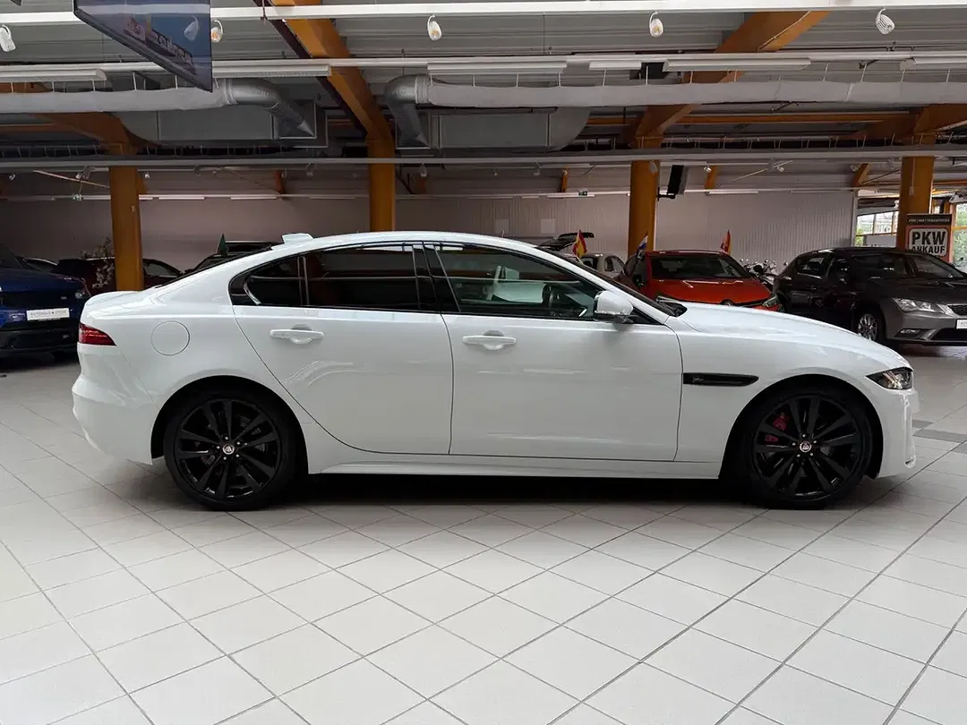 Jaguar XE R-Dynamic S - Thumbnail 7