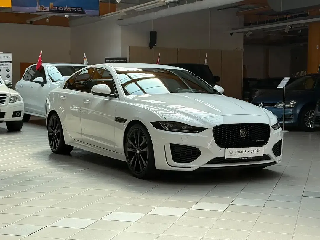Jaguar XE R-Dynamic S - Thumbnail 8