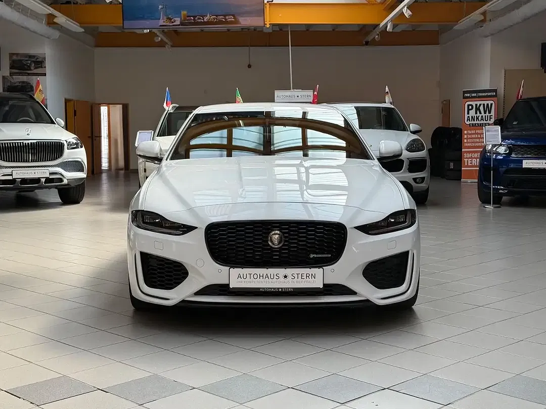 Jaguar XE R-Dynamic S - Thumbnail 9