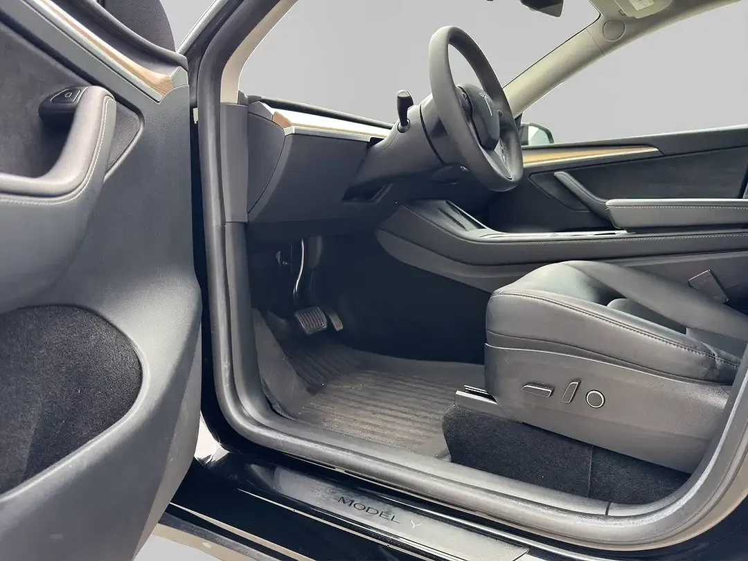 Tesla Model Y AWD Long Range - Thumbnail 8