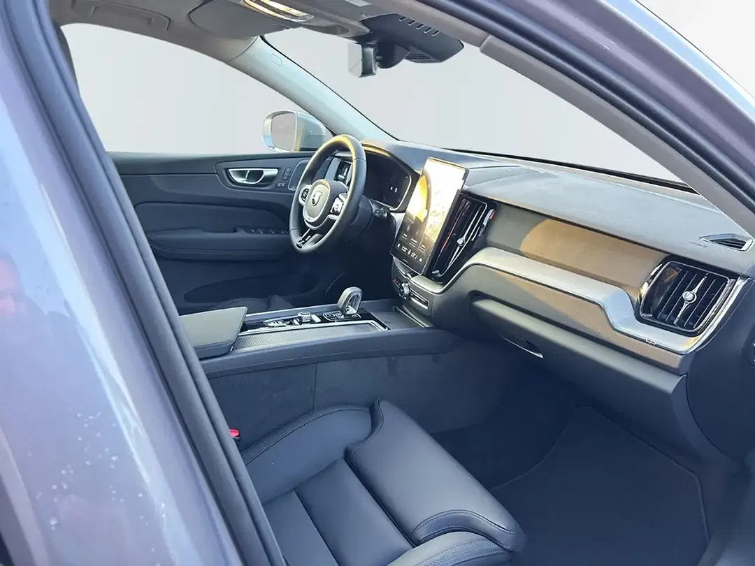 Volvo XC60 B5 AWD Core - Thumbnail 3
