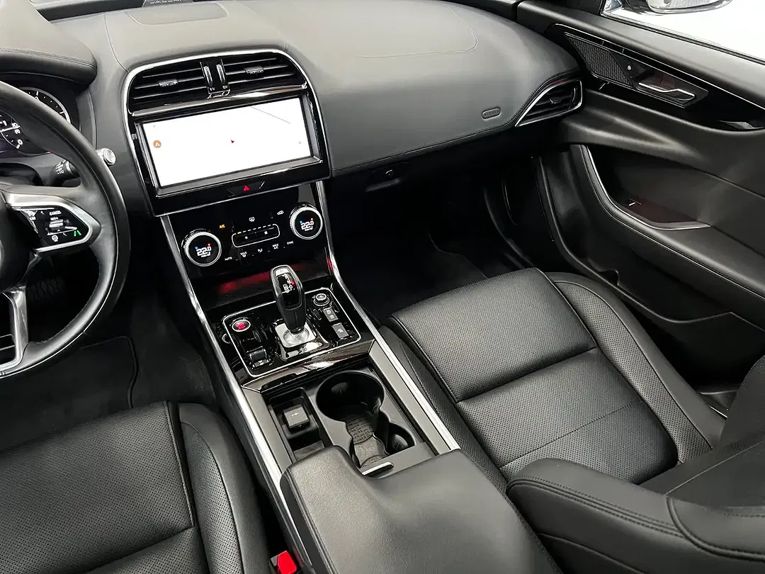 Jaguar XE 4x4 S - Thumbnail 12