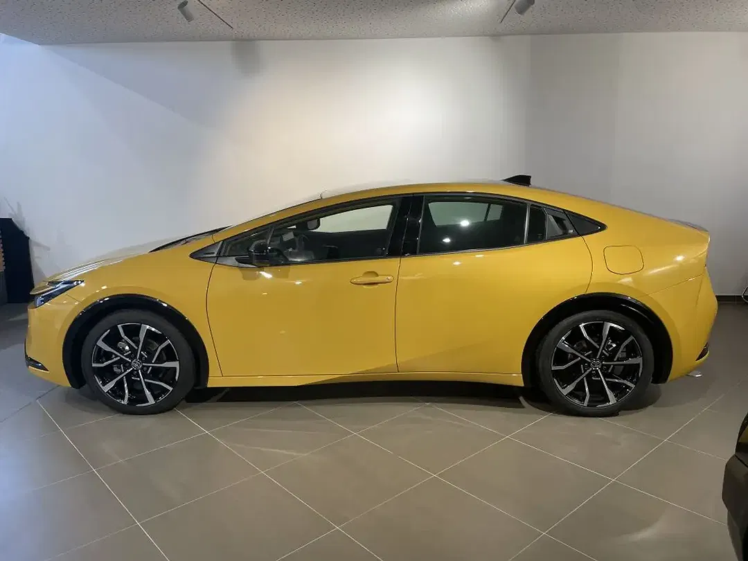 Toyota Prius PHEV Executive - Thumbnail 5